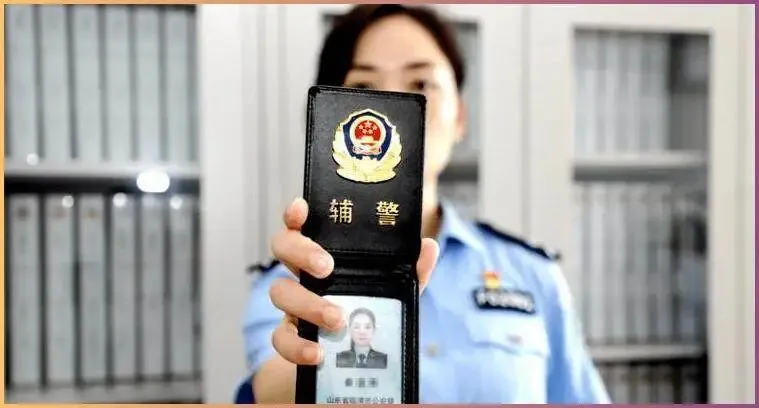 755752辅警证能不能让你免费玩遍景区?有人靠辅警证游遍景区,有人次次掏钱,真相太出乎意料