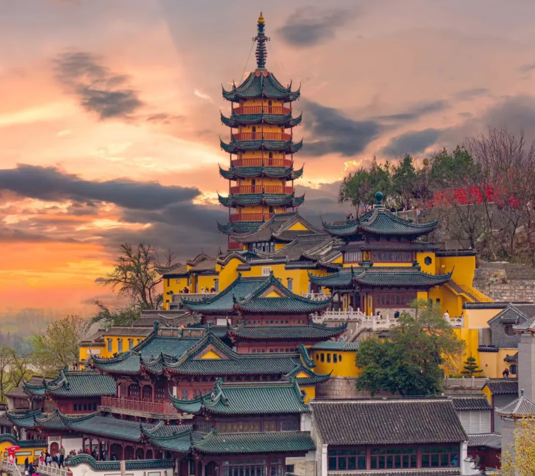 标题:大量韩国游客涌入镇江,打着旅游幌子不逛金山寺不吃锅盖面,为什么