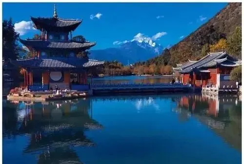 大量日本游客涌入云南丽江,打着旅游幌子不逛丽江古城不吃腊排骨火锅,为什么?