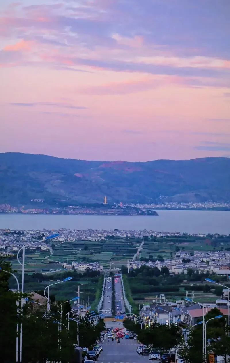 大量日本游客涌入大理,打着旅游的幌子,不逛苍山,不吃喜洲粑粑,为什么?