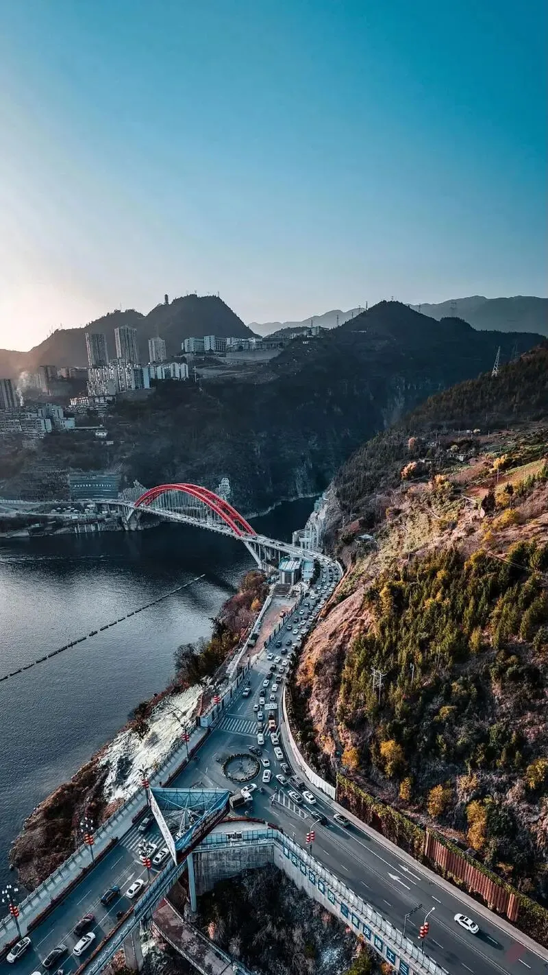 大量日本游客涌入重庆巫山,打着旅游幌子不看三峡红叶不吃翡翠凉粉,为什么
