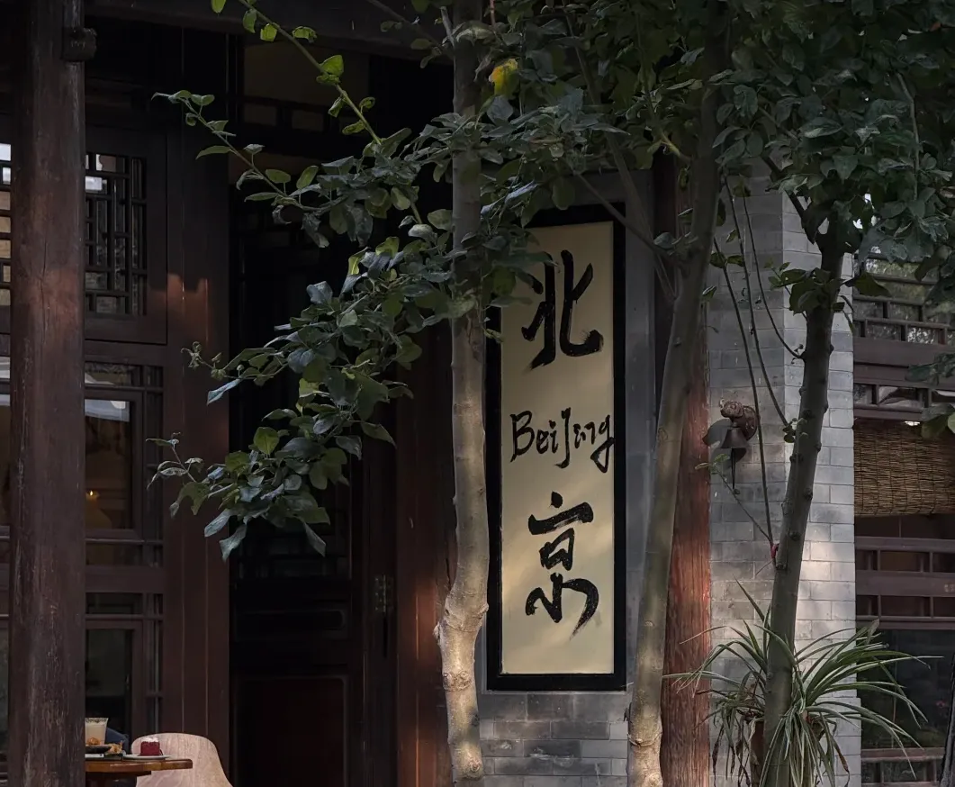 大量泰国游客涌入北京,打着旅游幌子不逛故宫不吃北京烤鸭,为什么