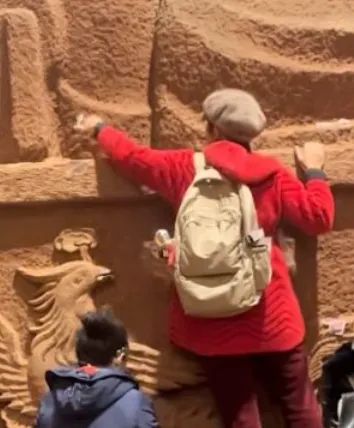 四川多名游客合伙爬上大佛窃取祈福钱,景区回应:已报警,警方正核查信息并处理