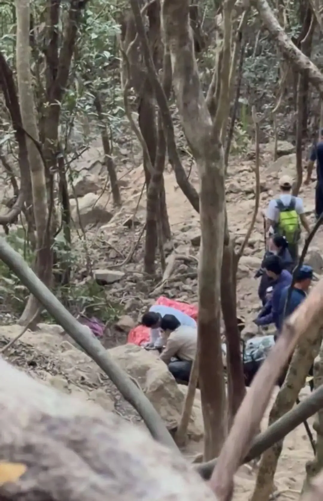 深圳野景点望郎归一男子倒地昏迷,办事处工作人员:伤者已死亡