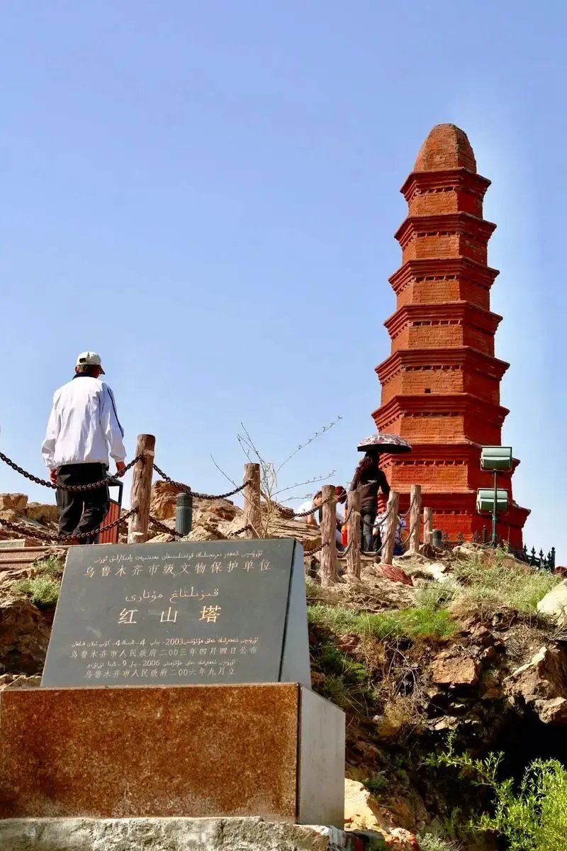 大量日本游客涌入乌鲁木齐,打着旅游幌子不逛红山公园不吃烤包子,为什么