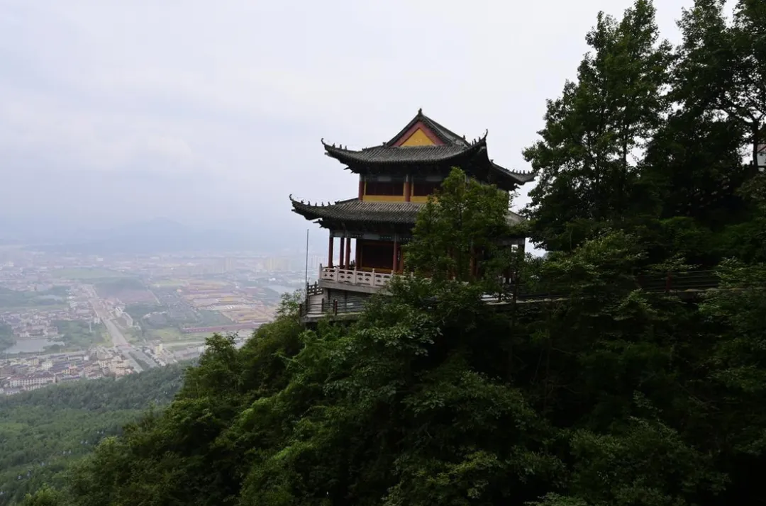 大量云南人涌入浙江东阳,说是来旅游,不看横店影视城不找剧组,为哪般