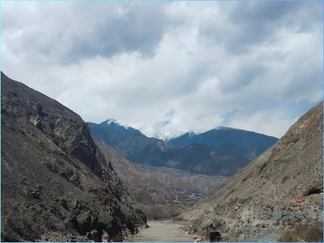大批云南游客突然进入西藏芒康,打着旅游的幌子,不看盐井不吃加加面,想干哈?