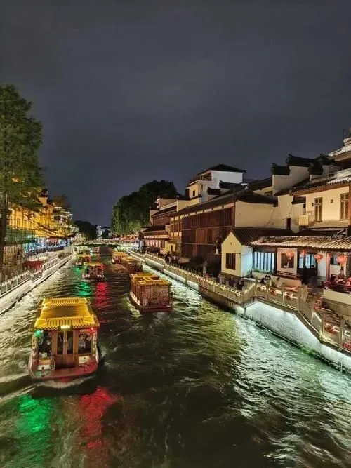 大量日本游客涌入南京,打着旅游的幌子,不逛夫子庙,不吃盐水鸭,为什么?