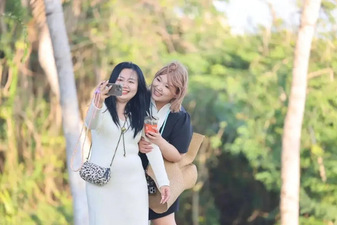 三亚南山景区暖冬游人气旺