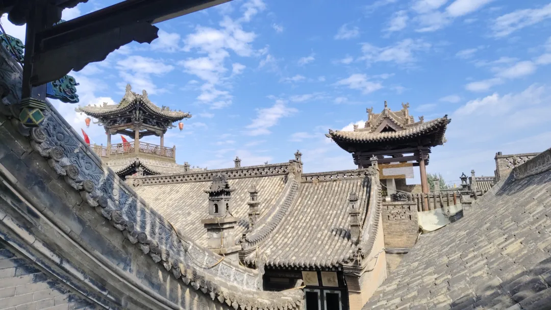 大量韩国人涌入山西平遥,打着旅游的名义,不赶行程不追热闹,这座被时间反复封存的城,他们在慢什么?