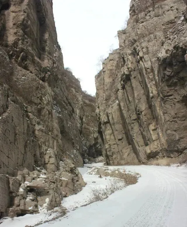 朔黄铁路线上的“五A级景区”:一线天