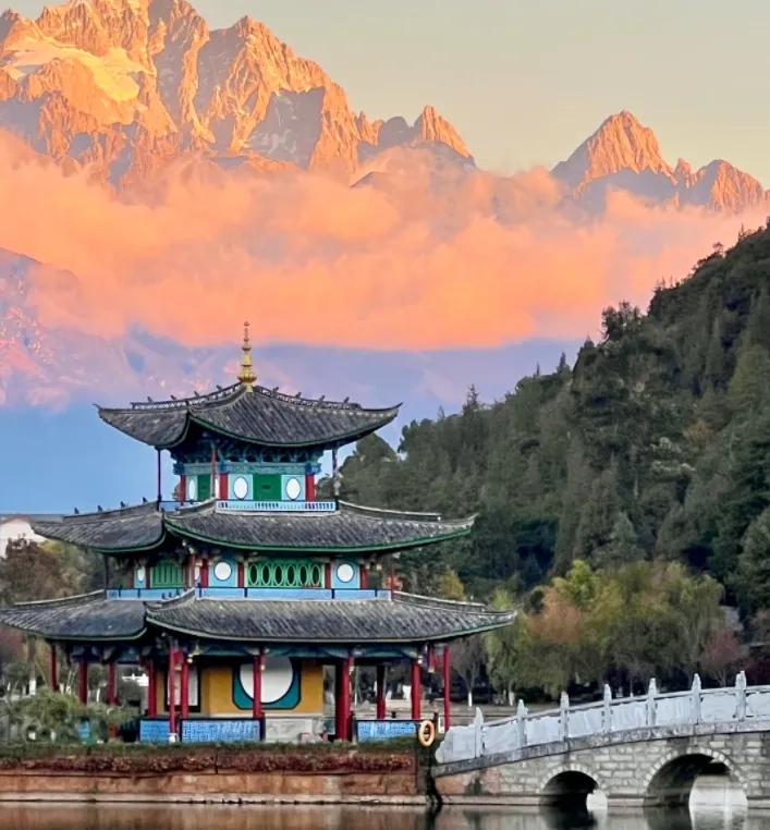 大量日本游客涌入丽江,打着旅游幌子不看玉龙雪山不吃鸡豆凉粉,为什么?