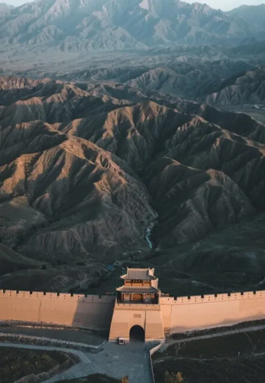 大量日本游客涌入嘉峪关,打着旅游幌子不看关城不吃搓鱼面,为什么?