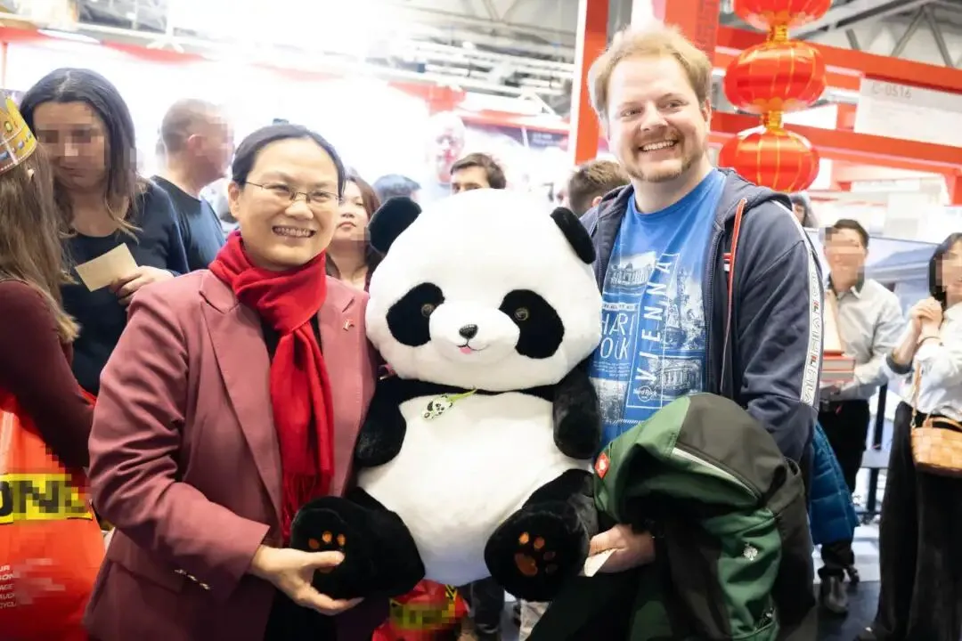 亓玫大使出席2026年维也纳国际旅游展中国馆活动