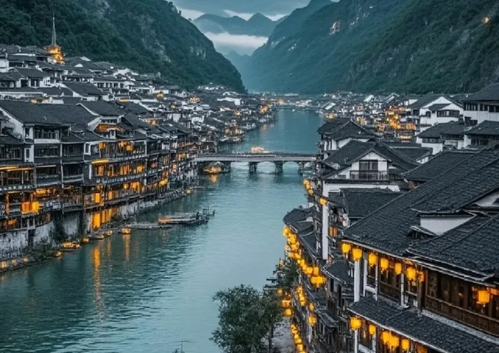 大量日本游客涌入湖南凤凰,打着旅游幌子不逛凤凰古城不尝血粑鸭,为什么