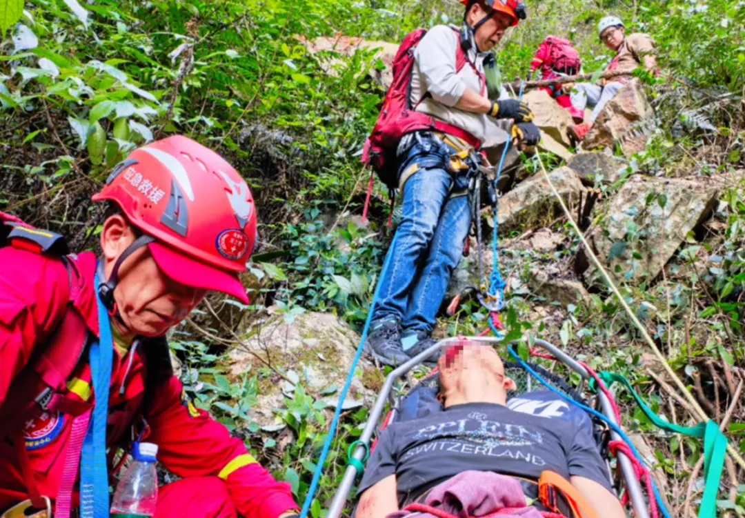 温州一景区有人坠崖!