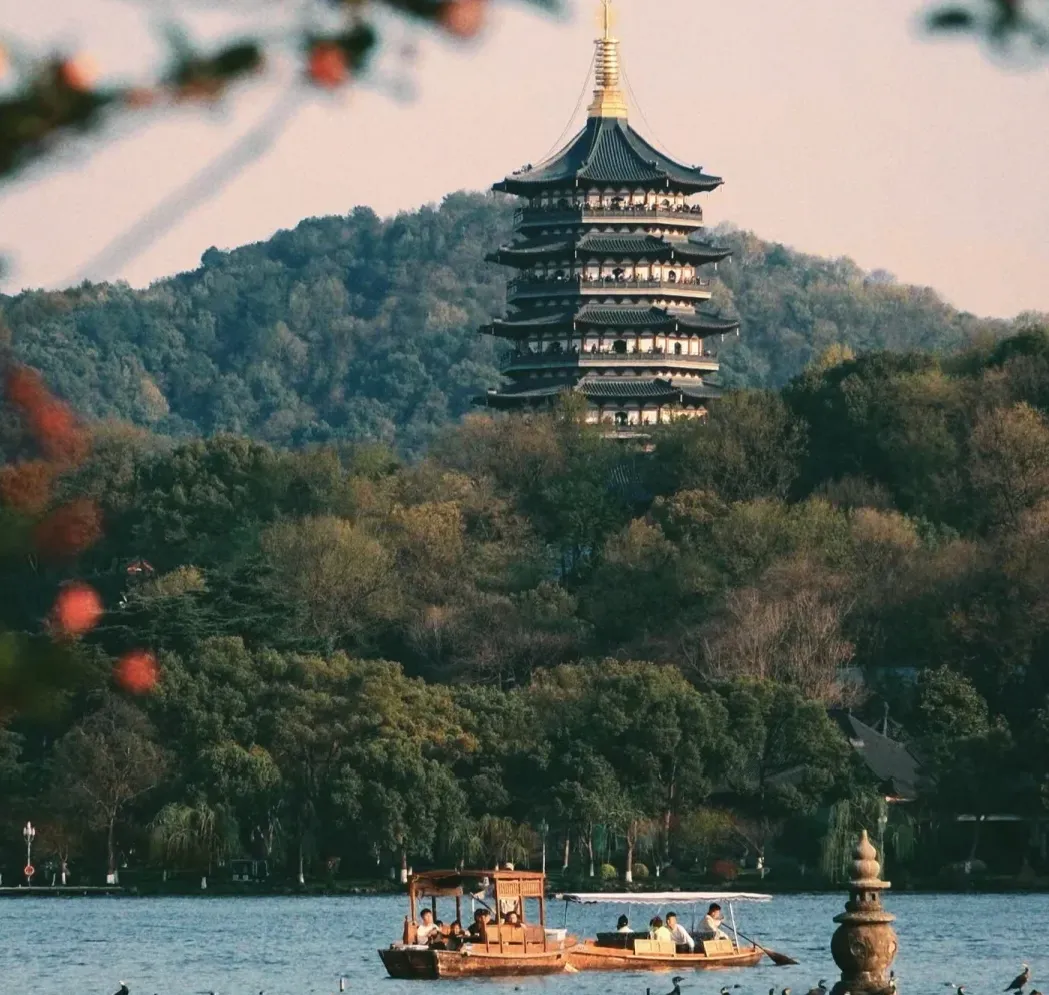 大量日本游客涌入浙江杭州,打着旅游幌子不逛西湖不吃东坡肉,为什么?