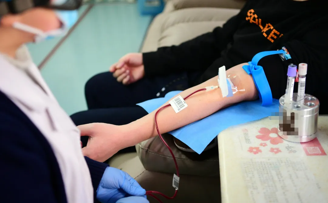 男子无偿献血2.2万毫升持优待卡旅游,景区却拒免票?当事人起诉!