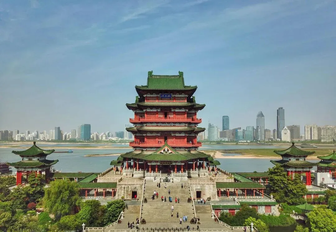 大量日本游客涌入江西南昌,打着旅游幌子不逛滕王阁不吃瓦罐汤,为什么?