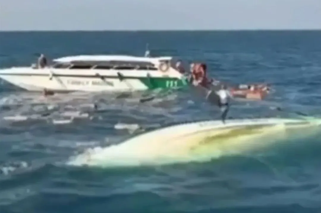 景区游船相撞,52名游客落水,已造成1名18岁女孩死亡