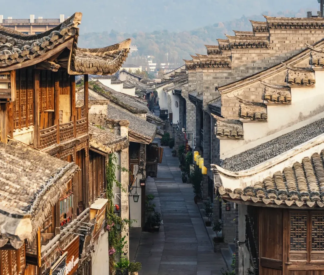 大批日本游客涌入浙江临海,打着旅游的幌子,不看江南长城不逛紫阳古街,想干啥?