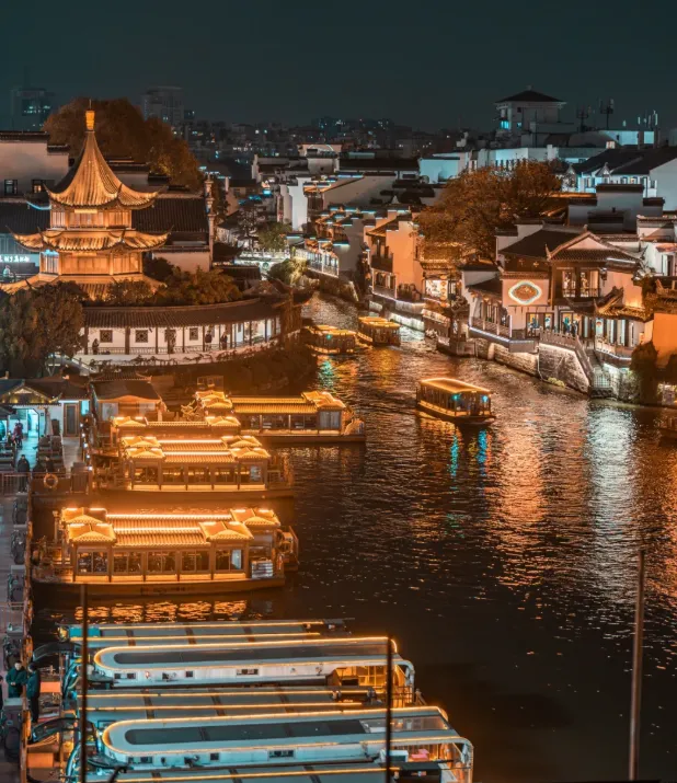 大量日本游客涌入江苏南京,打着旅游的幌子,不逛夫子庙秦淮风光带、不吃鸭血粉丝汤,为什么?