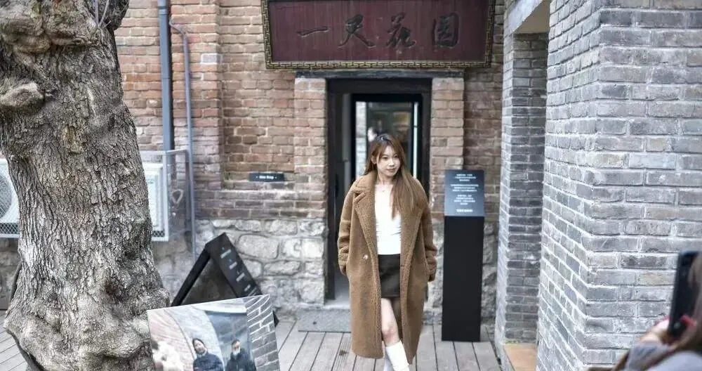 墙缝里“流”出网红新景点 明府城西更道泉水小河迎客