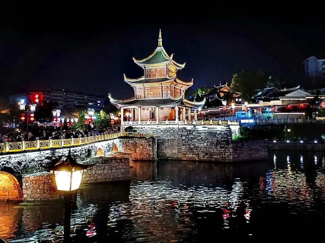 大量日本游客涌入贵阳,打着旅游的幌子,不逛黔灵山,不吃丝娃娃,为什么?