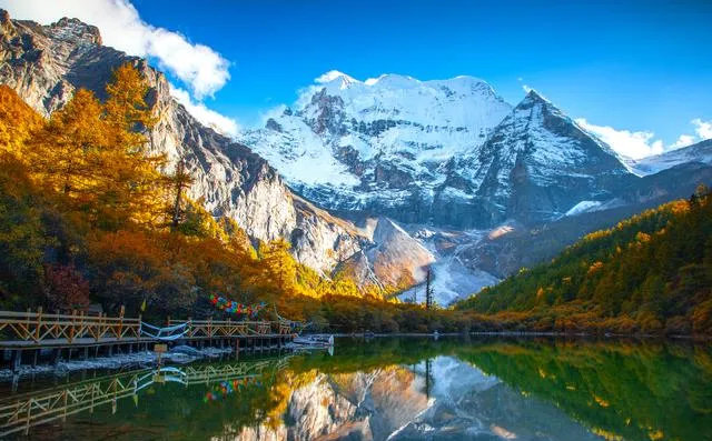 稻城亚丁:曾排队3小时进景区,如今进门空无一人,如若空城