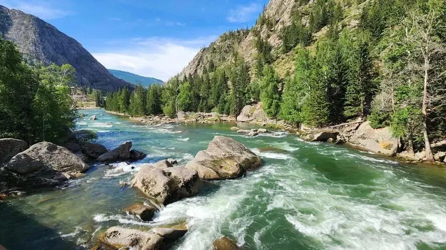 大量日本游客涌入新疆阿勒泰,打着旅游的幌子,不看喀纳斯湖不逛禾木村,想干啥?