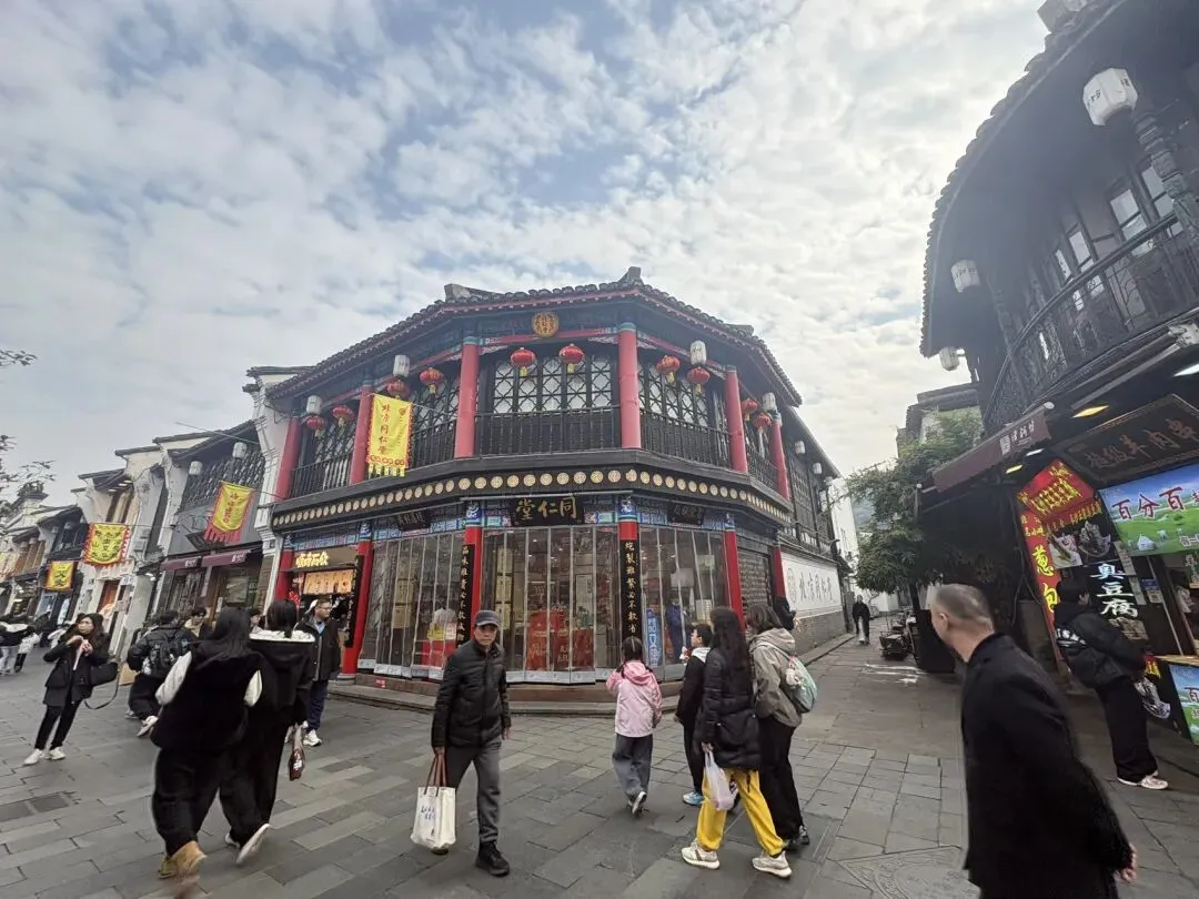 低于购入价!河坊街景区内35㎡永久产权房,可落户可做民宿,下楼即西湖圈千年烟火