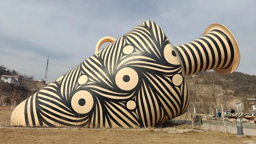 这件彩陶瓶是陇西出土的,却在陇西各大景点公园见不到展示,反而……