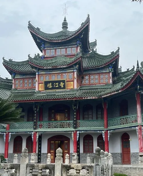 大量日本游客涌入汉中,打着旅游的幌子,不逛武侯墓,不吃热面皮,为什么?