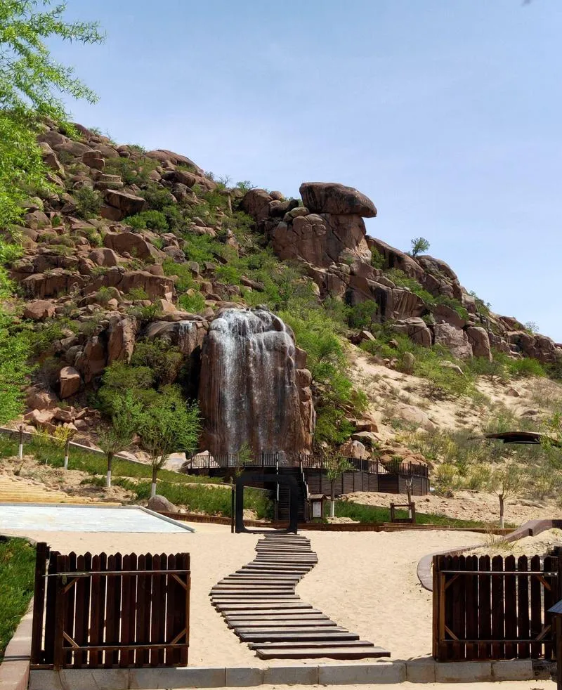 大量日本游客涌入赤峰,打着旅游的幌子,不逛玉龙沙湖,不吃对夹,为什么?