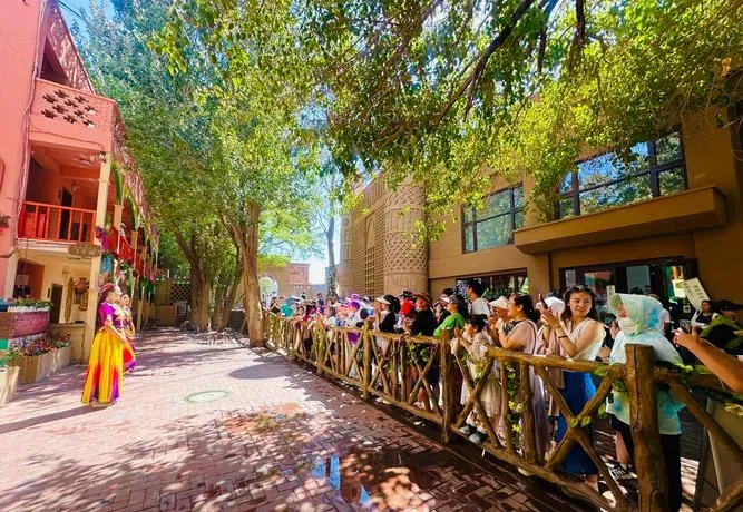 大量日本游客涌入吐鲁番,打着旅游的幌子,不逛火焰山,不吃葡萄,为什么?