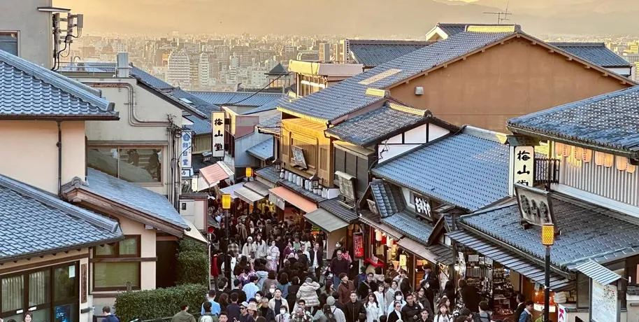 大量日本游客涌入天水,打着旅游的幌子,不逛麦积山石窟,不吃天水呱呱,为什么?