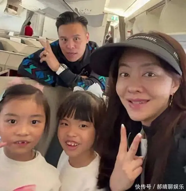 熊黛林一家四口旅游,7岁女儿龅牙有点明显,俩娃都不如妈妈好看