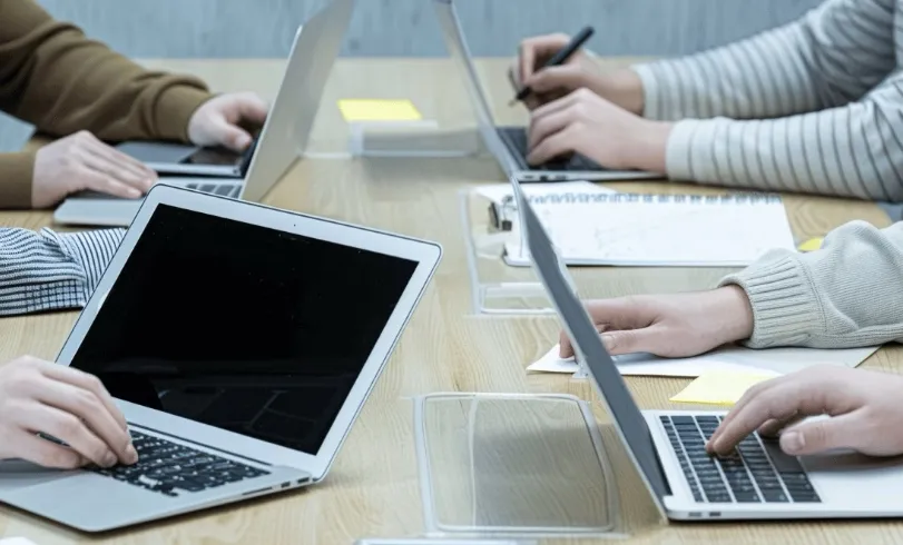 在工位讨论出国旅游,同事立马来借钱.我说:没有闲钱,拒绝了.随后他怒道:别编了,我都听到你说要出国玩,怎么可能没钱?