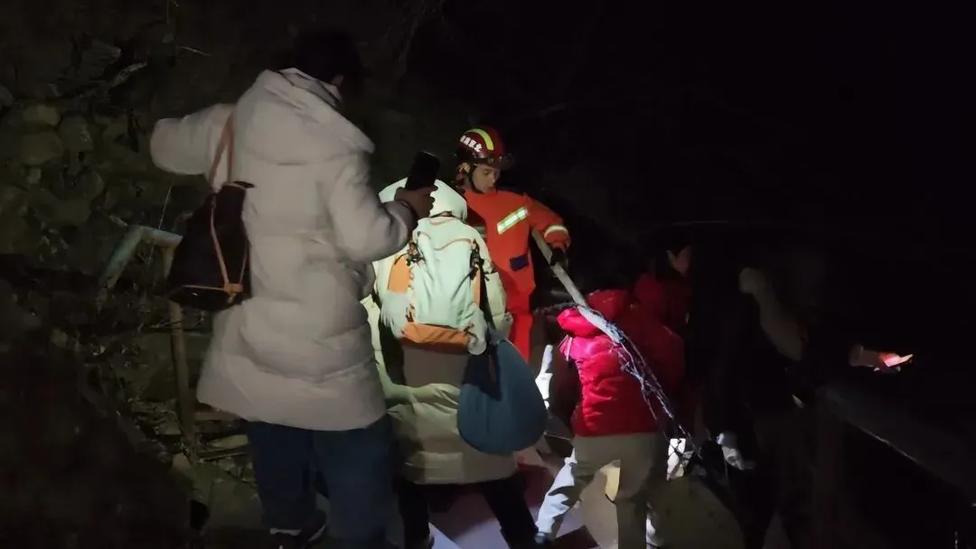 北京一封闭景区!45人遇险!