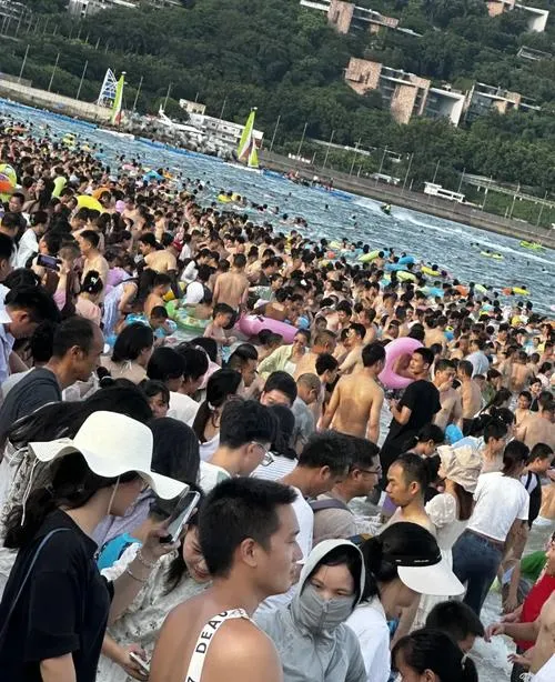 一整个暑假,都憋住没出去旅游的人,真的是因为穷吗?