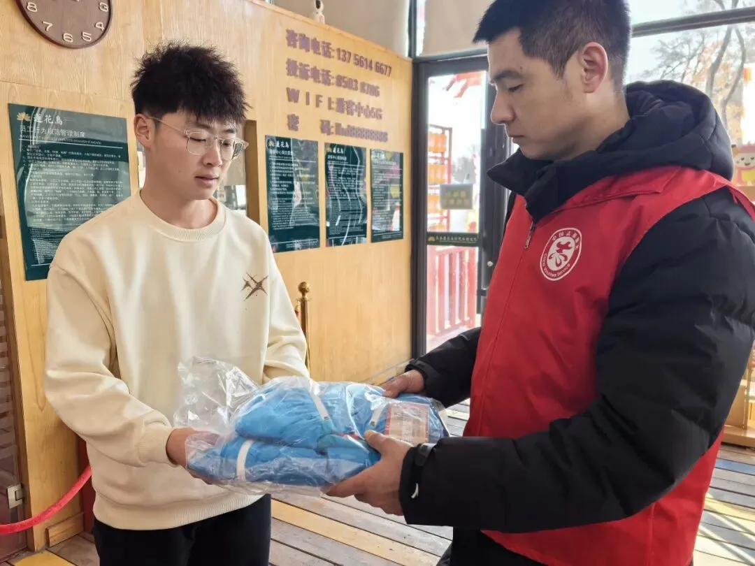 长春市志愿服务联合会捐赠儿童滑雪服赋能景区志愿服务