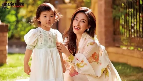 朱珠晒一家三口新加坡旅游 4岁女儿头戴花朵和妈妈好像好漂亮