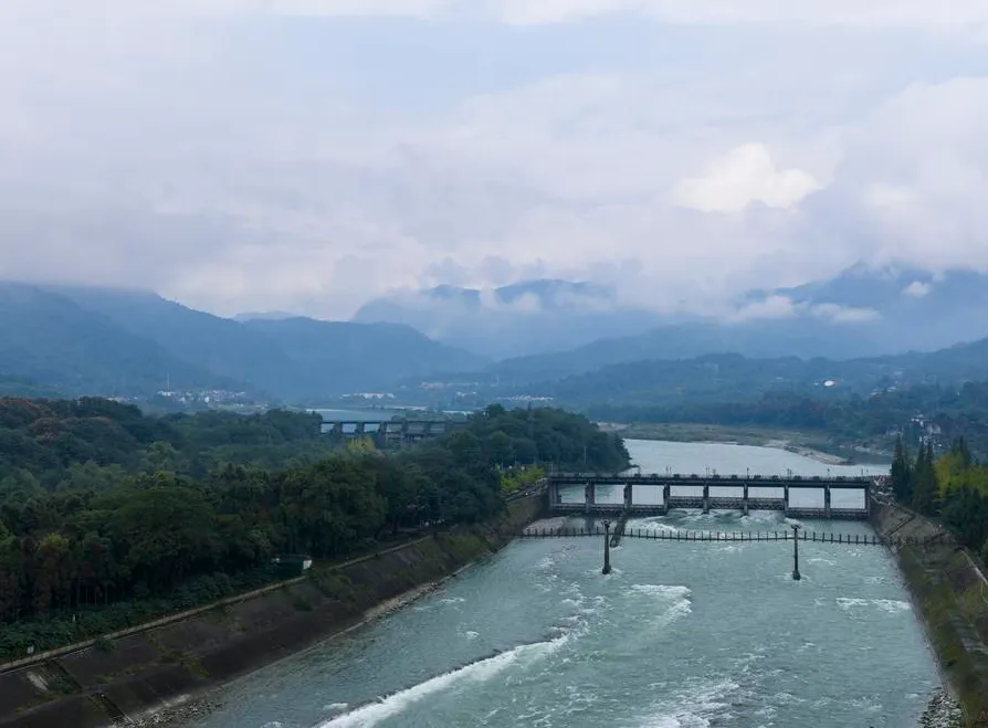7名香港游客涌进四川都江堰,不游都江堰景区不尝都江堰葱葱卷,就盯着路边20多岁的小哥聊天,这招太老辣