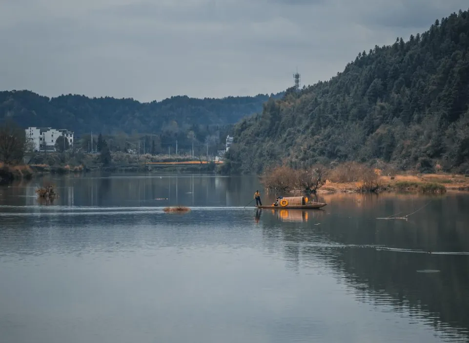 13名东南亚游客涌进江西瑞金市,红色景点不看客家菜不吃,专盯着街边60多岁的老大爷套近乎,真够机智的