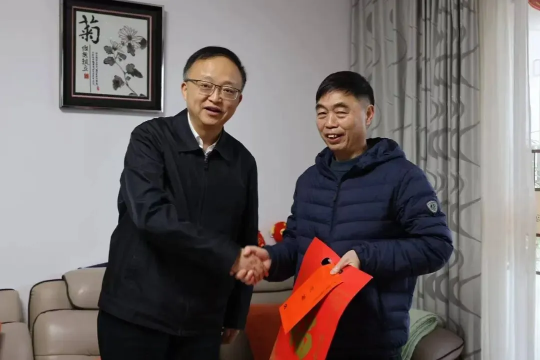 董立军新春走访慰问黄果树旅游区退休老同志