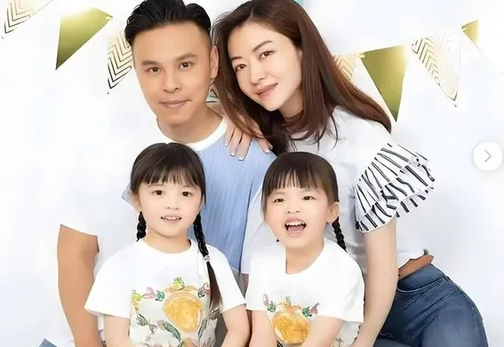 45岁熊黛林带全家旅游,俩女儿尴尬期颜值堪忧,老公全程宠溺