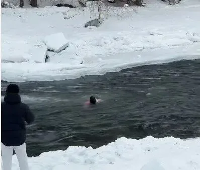 越过警戒线拍照,母女坠入冰河!知名景区通报【新闻早七点】