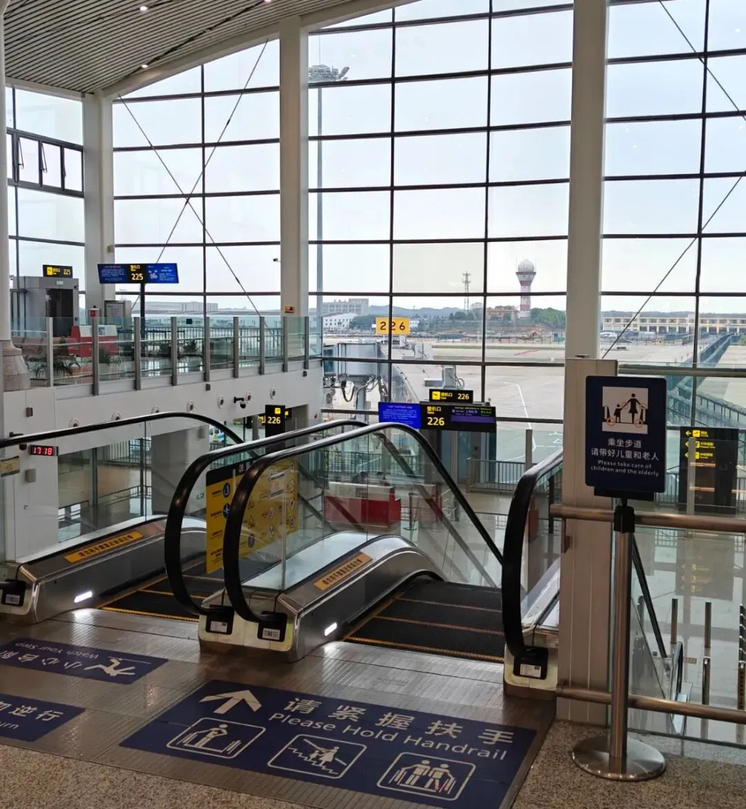 过年去外地旅游,临飞不到4小时,航班深夜被取消,我的酒店损失谁承担?