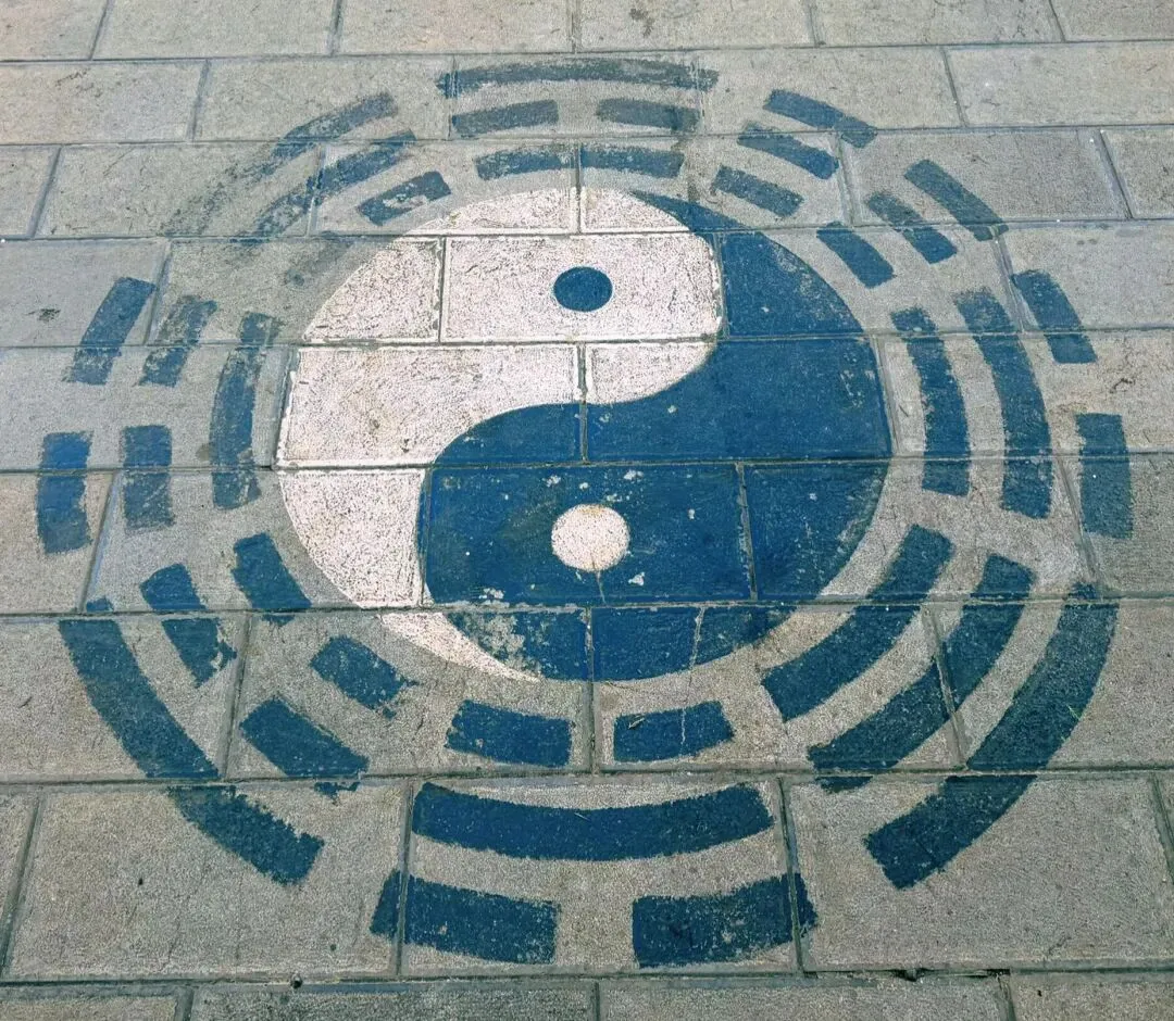 别再挤景点了!昆明城边这个古道观才是宝藏:素斋鲜香、雕窗映日,一步一景皆诗意