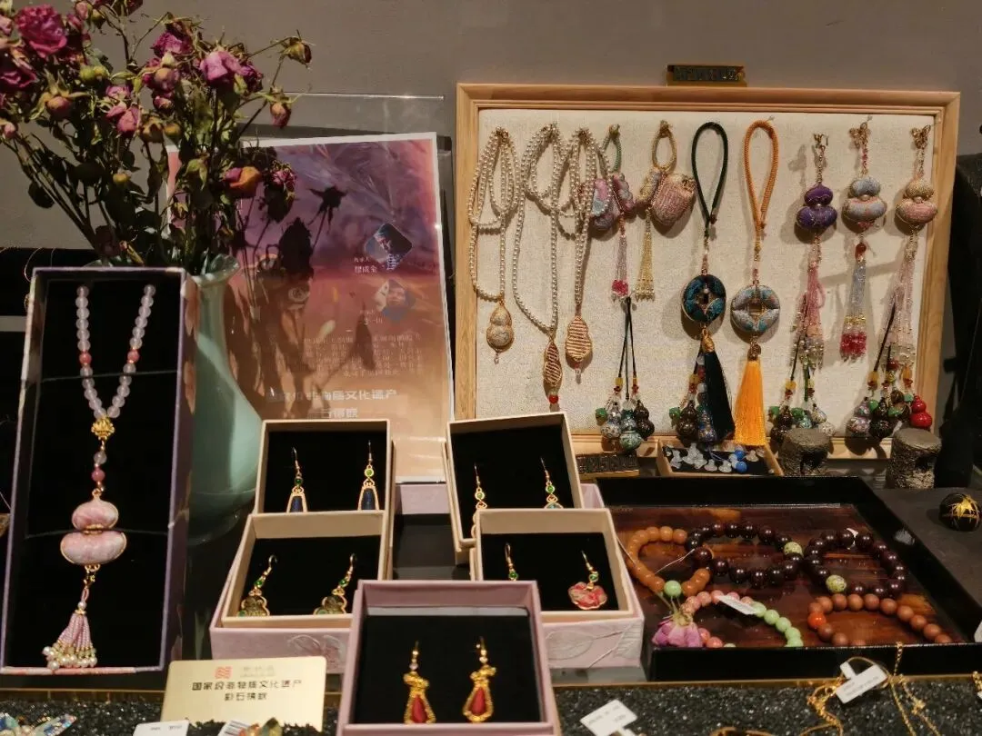 茫崖恶魔之眼艾肯泉景区赴杭州考察文创产品